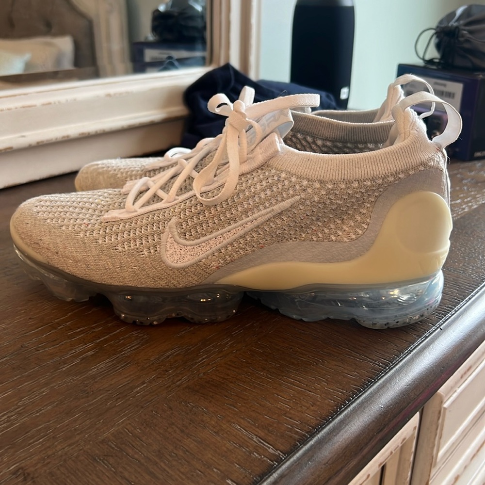 Nike Women’s VaporMaxes Flyknit White